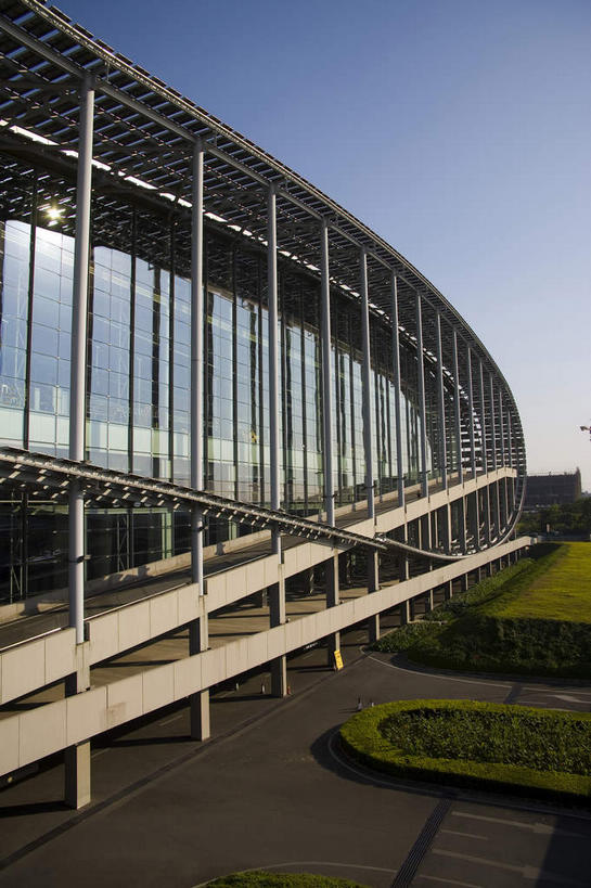 无人,竖图,室外,白天,仰视,旅游,度假,植物,窗户,落地窗,标志建筑,道路,地标,建筑,路,公路,广州,中国,亚洲,一排,许多,阴影,整齐,并列,并排,光线,影子,柱子,交通,很多,娱乐,建设,玻璃窗,树,树木,排列,蓝色,绿色,倒影,蓝天,天空,阳光,自然,天,享受,休闲,旅游胜地,放松,生长,晴朗,成长,倒映,队列,平行,玻璃幕墙,东亚,广东,广东省,万里无云,中华人民共和国,华南地区,省会,广州市,粤,反照,晴空,晴空万里,马路,彩图,低角度拍摄,广州国际会展中心,海珠,海珠区,琶洲岛,琶洲街道