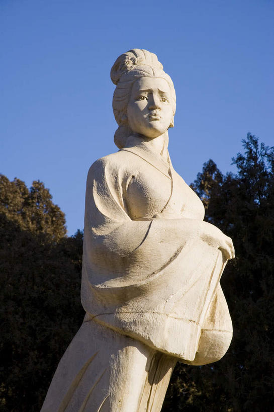 东方人,一个人,无人,寺庙,站,竖图,室外,白天,仰视,民族服装,旅游,度假,名胜古迹,植物,标志建筑,地标,建筑,雕塑,中国,亚洲,仅一个年轻女性,仅一个女性,仅一个人,阴影,服装,节日,遗迹,艺术,装饰,光线,雕刻,雕像,影子,燃烧,注视,黄种人,古迹,文化,文物,娱乐,建设,古建筑,树,树木,一个,衣服,蓝色,绿色,白色,蓝天,天空,阳光,自然,香火,工艺品,庙宇,天,观察,看,祈祷,站着,享受,休闲,健康,旅游胜地,放松,许愿,宗教,服饰,信仰,生长,晴朗,单个,成长,观看,纪念,祈求,美术,察看,衣着,穿着,关注,主题,陈列,古文明,东亚,万里无云,中华人民共和国,华北地区,功能,美学,河北,河北省,冀,秦皇岛,秦皇岛市,衣饰,平安,年轻女性,女人,女性,亚洲人,晴空,晴空万里,站立,半身,彩图,低角度拍摄,传统服装,民俗服,庙,寺,孟姜女庙,山海关,山海关长城,山海关区,天下第一关,榆关