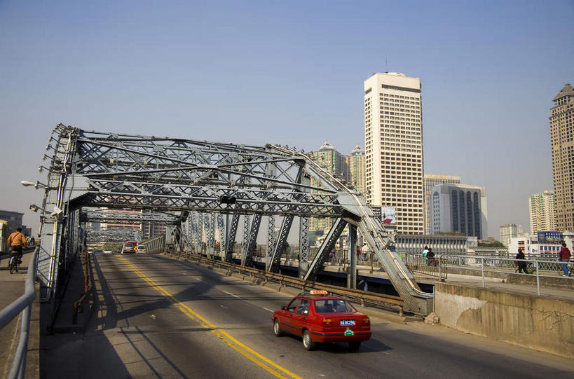 无人,高楼大厦,横图,室外,白天,仰视,旅游,度假,标志建筑,大桥,大厦,道路,地标,建筑,路,摩天大楼,桥梁,公路,汽车,金属制品,广州,中国,亚洲,一辆,阴影,光线,金属,影子,桥,分界线,停车线,交通,娱乐,建设,架子,车,红色,蓝色,蓝天,天空,阳光,交通工具,轿车,天,享受,休闲,旅游胜地,放松,晴朗,车行道,车行道分界线,支撑,固定,载具,标线,东亚,车行线,广东,广东省,跨线桥,万里无云,中华人民共和国,华南地区,省会,广州市,粤,晴空,晴空万里,马路,彩图,低角度拍摄,大楼,高层建筑,高楼,摩天楼,越秀区,海珠桥,海珠,海珠区