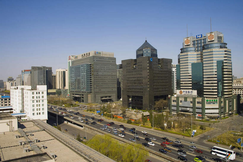 无人,高楼大厦,横图,俯视,航拍,室外,白天,度假,美景,植物,窗户,落地窗,城市风光,城市,大厦,道路,建筑,路,路灯,摩天大楼,公路,照明,北京,中国,亚洲,一排,许多,阴影,整齐,并列,并排,光线,标志,文字,影子,字符,景观,灯光,分界线,停车线,交通,首都,很多,娱乐,标识,建设,玻璃窗,灯,树,树木,排列,蓝色,绿色,倒影,蓝天,天空,阳光,自然,天,享受,休闲,汉字,景色,放松,生长,晴朗,成长,车行道,车行道分界线,照亮,倒映,照明设备,鸟瞰,队列,中文,标线,平行,玻璃幕墙,东亚,车行线,万里无云,中华人民共和国,北京市,京,北平,华北地区,国文,华文,反照,晴空,晴空万里,马路,彩图,高角度拍摄,大楼,高层建筑,高楼,摩天楼,金融街,北京二环路,北京金融街,二环路,西二环,中国证券大厦