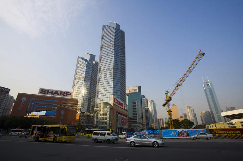 无人,高楼大厦,横图,室外,白天,仰视,度假,技术,美景,窗户,落地窗,城市风光,城市,大厦,道路,建筑,路,摩天大楼,公路,汽车,广州,中国,亚洲,一排,许多,阴影,整齐,并列,并排,光线,标志,文字,影子,字符,字母,景观,交通,很多,娱乐,设备,标识,建设,玻璃窗,车,排列,施工,蓝色,倒影,蓝天,天空,阳光,交通工具,轿车,天,享受,休闲,机械,起重机,景色,放松,晴朗,吊机,工程,倒映,队列,载具,平行,玻璃幕墙,塔吊,中信城市广场,东亚,广东,广东省,中信广场,万里无云,中华人民共和国,华南地区,省会,广州市,粤,天河,反照,晴空,晴空万里,马路,彩图,低角度拍摄,大楼,高层建筑,高楼,摩天楼,天河区,标准节,塔式起重机,天河广场