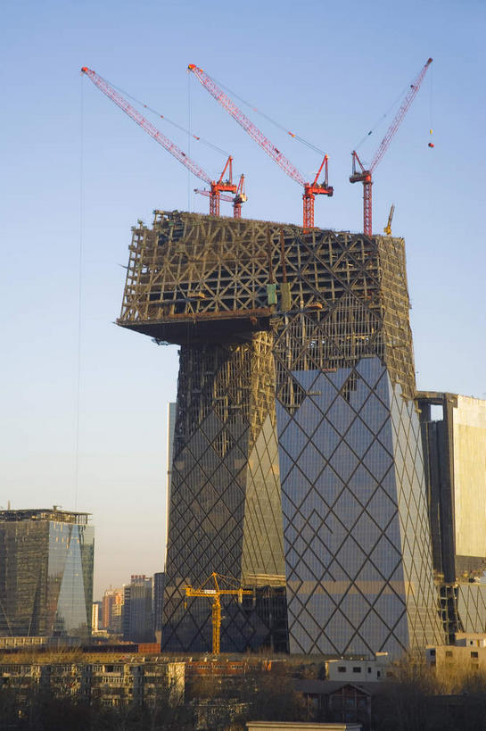 无人,高楼大厦,竖图,室外,白天,仰视,度假,技术,美景,植物,窗户,落地窗,城市风光,标志建筑,城市,大厦,地标,建筑,摩天大楼,北京,中国,亚洲,一排,许多,阴影,整齐,并列,并排,光线,影子,支架,景观,首都,很多,娱乐,设备,建设,玻璃窗,架子,脚手架,树,树木,排列,施工,蓝色,绿色,蓝天,天空,阳光,自然,建筑工地,天,享受,休闲,机械,起重机,景色,放松,生长,晴朗,成长,吊机,支撑,固定,工程,队列,平行,玻璃幕墙,塔吊,东亚,万里无云,中华人民共和国,北京市,京,北平,华北地区,地盘,建筑地盘,施工地盘,晴空,晴空万里,彩图,低角度拍摄,大楼,高层建筑,高楼,工地,摩天楼,北京CBD,北京商务中心区,中国北京大北窑,稳固,大裤衩,智窗,中央电视台总部大楼,标准节,塔式起重机