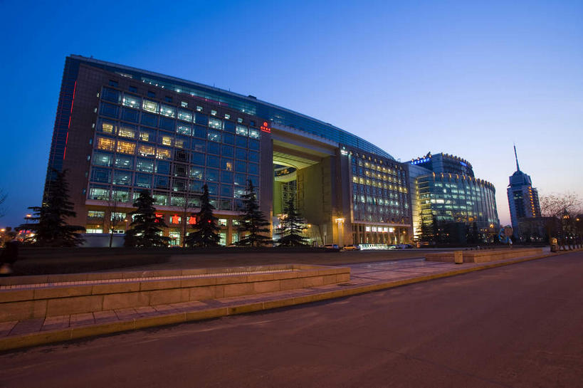 无人,高楼大厦,横图,彩色,室外,白天,仰视,度假,美景,日落,植物,窗户,落地窗,城市风光,城市,大厦,道路,建筑,路,摩天大楼,霓虹灯,公路,北京,中国,亚洲,一排,许多,整齐,并列,并排,英文,标志,文字,字符,字母,景观,晚霞,霞光,落日,灯光,七彩,交通,首都,很多,娱乐,光源,标识,建设,霓虹,玻璃窗,灯,树,树木,排列,绿色,自然,黄昏,享受,休闲,汉字,景色,彩霞,放松,生长,成长,英文字母,照明设备,队列,中文,平行,玻璃幕墙,东亚,中华人民共和国,北京市,京,北平,华北地区,西城区,氖灯,国文,华文,夕照,薄暮,夕阳,马路,彩图,低角度拍摄,傍晚,大楼,高层建筑,高楼,摩天楼,斜阳,复兴门,复兴门内大街,北京招商国际金融大厦,招商国际金融中心