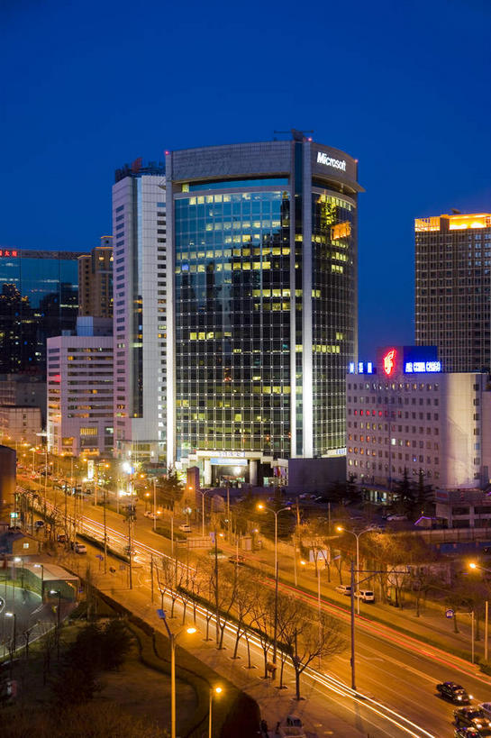 无人,高楼大厦,竖图,俯视,彩色,室外,白天,度假,美景,树林,植物,窗户,落地窗,城市风光,城市,大厦,道路,建筑,路,路灯,摩天大楼,霓虹灯,公路,汽车,北京,中国,亚洲,一排,许多,阴影,整齐,并列,并排,光线,英文,标志,文字,影子,字符,字母,景观,灯光,七彩,交通,首都,很多,娱乐,光源,标识,建设,霓虹,玻璃窗,车,灯,树,树木,排列,蓝色,绿色,蓝天,天空,自然,交通工具,轿车,天,享受,休闲,汉字,景色,放松,生长,成长,英文字母,照明设备,队列,中文,载具,平行,玻璃幕墙,东亚,中华人民共和国,北京市,京,北平,华北地区,朝阳区,氖灯,国文,华文,马路,彩图,高角度拍摄,大楼,高层建筑,高楼,摩天楼,北京CBD,北京商务中心区,中国北京大北窑,东三环,US联邦公寓,现代汽车大厦