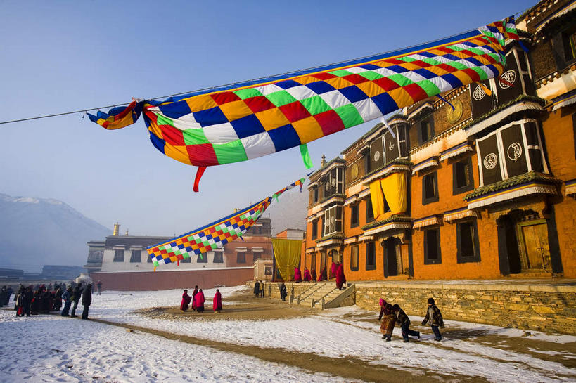 东方人,寺庙,走,横图,彩色,室外,白天,仰视,旅游,度假,名胜古迹,山,山脉,雪,大雪,窗户,楼梯,标志建筑,地标,建筑,中国,亚洲,行人,吊挂,悬挂,阴影,服装,节日,遗迹,光线,方格,格子,影子,阶梯,墙,积雪,山峰,雪景,冬季,冬天,褐色,山峦,许多人,燃烧,挂,注视,休闲装,黄种人,古迹,文化,文物,娱乐,建设,古建筑,经幡,路人,玻璃窗,墙壁,墙面,台阶,衣服,蓝色,蓝天,天空,阳光,绳子,香火,庙宇,群山,天,观察,看,祈祷,一群人,享受,休闲,健康,休闲服,旅游胜地,放松,寒冷,许愿,宗教,服饰,信仰,晴朗,观看,纪念,五颜六色,绳索,祈求,色彩斑斓,察看,关注,五彩缤纷,古文明,东亚,甘肃,甘肃省,夏河县,拉卜楞寺,万里无云,风马旗,中华人民共和国,严寒,五彩斑斓,西北地区,甘,甘南,甘南州,五光十色,过客,夏河,平安,男人,男性,年轻男性,年轻女性,女人,女性,亚洲人,晴空,晴空万里,步行,散步,走路,半身,彩图,低角度拍摄,庙,寺,甘南拉卜楞寺
