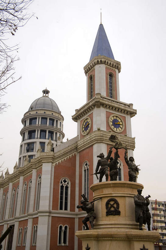 无人,竖图,室外,白天,仰视,度假,美景,窗户,城市风光,城市,雕塑,天津,中国,亚洲,阴影,艺术,装饰,时间,光线,雕刻,雕像,时钟,影子,墙,景观,塔,褐色,计时,娱乐,玻璃窗,墙壁,墙面,蓝色,白色,蓝天,天空,阳光,工艺品,钟表,天,享受,休闲,表,景色,放松,晴朗,纪念,美术,主题,陈列,东亚,万里无云,中华人民共和国,华北地区,功能,美学,塔钟,天津市,钟,晴空,晴空万里,彩图,低角度拍摄,津