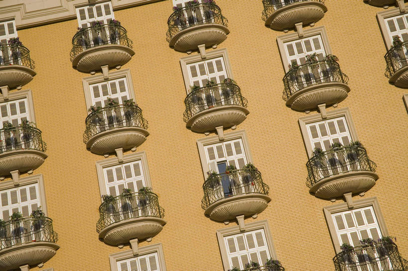 无人,高楼大厦,栏杆,露台,横图,室外,白天,仰视,度假,美景,植物,窗户,阳台,城市风光,城市,大厦,建筑,摩天大楼,天津,中国,亚洲,一排,许多,阴影,整齐,光线,盆栽,影子,墙,景观,围栏,盆景,很多,娱乐,建设,护栏,玻璃窗,墙壁,墙面,排列,黄色,绿色,阳光,自然,享受,休闲,景色,放松,生长,成长,队列,东亚,中华人民共和国,华北地区,天津市,彩图,低角度拍摄,大楼,高层建筑,高楼,露天阳台,摩天楼,津