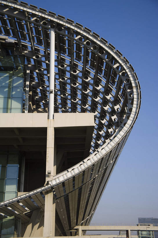 无人,竖图,室外,白天,仰视,旅游,度假,窗户,标志建筑,地标,建筑,金属制品,广州,中国,亚洲,一排,许多,阴影,整齐,光线,金属,影子,柱子,墙,很多,娱乐,建设,玻璃窗,墙壁,墙面,排列,蓝色,蓝天,天空,阳光,天,享受,休闲,旅游胜地,放松,晴朗,队列,东亚,广东,广东省,万里无云,中华人民共和国,华南地区,省会,广州市,粤,晴空,晴空万里,彩图,低角度拍摄,广州国际会展中心,海珠,海珠区,琶洲岛,琶洲街道