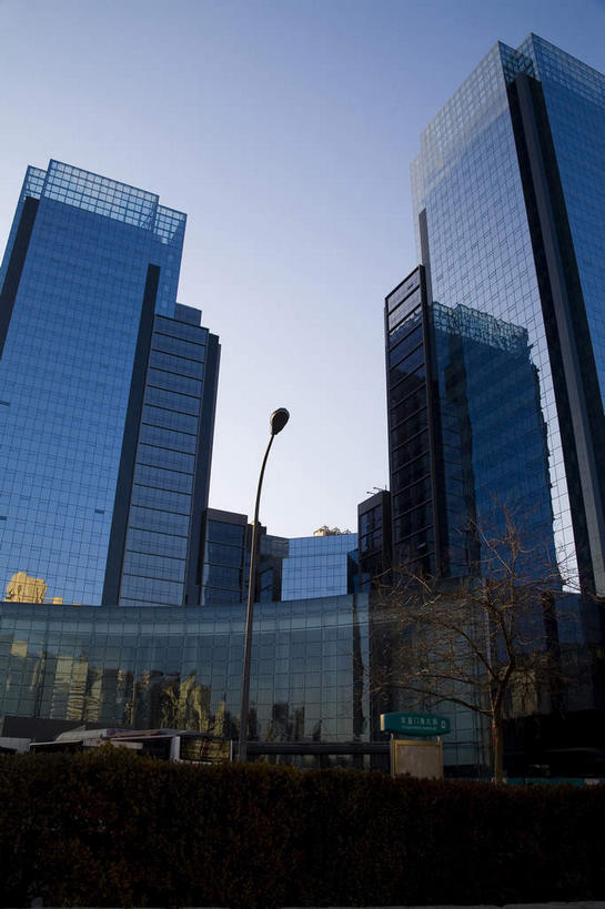 无人,高楼大厦,竖图,室外,白天,仰视,度假,美景,树林,植物,窗户,落地窗,城市风光,城市,大厦,道路,建筑,路,路灯,摩天大楼,指示牌,公路,照明,北京,中国,亚洲,一排,许多,阴影,整齐,并列,并排,光线,标志,路标,文字,影子,字符,景观,灯光,交通,首都,很多,娱乐,标识,建设,路牌,玻璃窗,灯,树,树木,排列,蓝色,绿色,倒影,蓝天,天空,阳光,自然,天,享受,休闲,汉字,景色,放松,生长,晴朗,成长,照亮,倒映,照明设备,队列,中文,平行,玻璃幕墙,东亚,万里无云,中华人民共和国,东城区,北京市,京,北平,华北地区,朝阳区,国文,华文,反照,晴空,晴空万里,马路,彩图,低角度拍摄,大楼,高层建筑,高楼,摩天楼,东直门南大街