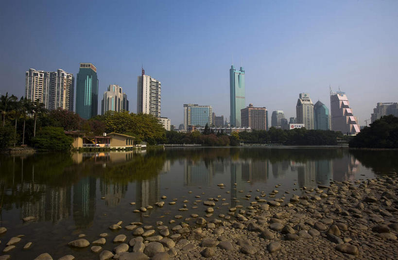 无人,家,高楼大厦,横图,室外,白天,正面,旅游,度假,河流,水,植物,窗户,落地窗,标志建筑,大厦,地标,建筑,摩天大楼,深圳,中国,亚洲,一排,许多,阴影,整齐,并列,并排,光线,影子,房屋,屋子,河水,水流,很多,娱乐,建设,楼房,玻璃窗,住宅,树,树木,排列,蓝色,绿色,倒影,蓝天,天空,阳光,自然,天,享受,休闲,旅游胜地,放松,生长,晴朗,成长,倒映,队列,平行,玻璃幕墙,地王大厦,东亚,广东,鹏城,广东省,万里无云,中华人民共和国,华南地区,粤,深圳市,反照,晴空,晴空万里,彩图,房子,大楼,高层建筑,高楼,摩天楼,罗湖区,信兴广场,深圳地王大厦