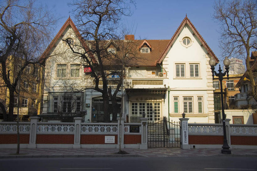 无人,家,栏杆,横图,室外,白天,正面,度假,美景,植物,别墅,城市风光,城市,道路,路,天津,中国,亚洲,阴影,光线,瓦片,影子,房屋,墙,屋顶,屋檐,屋子,景观,公寓,围栏,小路,交通,顶棚,娱乐,洋房,护栏,楼房,檐,墙壁,墙面,住宅,树,树木,蓝色,绿色,蓝天,天空,阳光,自然,天,享受,休闲,景色,放松,生长,晴朗,成长,东亚,万里无云,中华人民共和国,华北地区,天津市,和平区,晴空,晴空万里,彩图,房子,津,天津五大道小洋楼,五大道