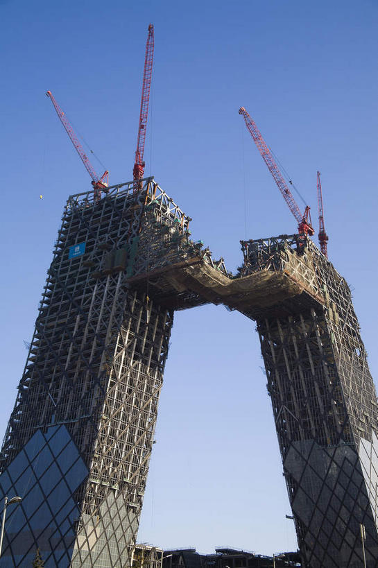 无人,高楼大厦,竖图,室外,白天,仰视,旅游,度假,技术,标志建筑,大厦,地标,建筑,摩天大楼,北京,中国,亚洲,阴影,光线,影子,支架,首都,娱乐,设备,建设,架子,脚手架,施工,红色,蓝色,蓝天,天空,阳光,建筑工地,天,享受,休闲,机械,起重机,旅游胜地,放松,晴朗,吊机,支撑,固定,两台,工程,东亚,万里无云,中华人民共和国,北京市,京,北平,华北地区,地盘,建筑地盘,施工地盘,晴空,晴空万里,彩图,低角度拍摄,大楼,高层建筑,高楼,工地,摩天楼,北京CBD,北京商务中心区,中国北京大北窑,稳固,大裤衩,智窗,中央电视台总部大楼