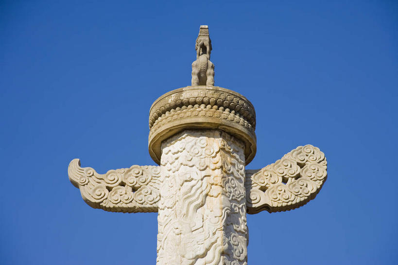 无人,横图,室外,白天,仰视,旅游,度假,绘画,名胜古迹,标志建筑,地标,建筑,雕塑,中国,亚洲,阴影,遗迹,艺术,装饰,光线,纹路,雕刻,雕像,浮雕,纹理,影子,柱子,古迹,文化,文物,娱乐,建设,古建筑,华表,石柱,蓝色,蓝天,天空,阳光,工艺品,天,享受,休闲,旅游胜地,放松,晴朗,纪念,华丽,修饰,美术,点缀,主题,陈列,古文明,东亚,万里无云,肌理,中华人民共和国,华北地区,功能,美学,衬托,美观,雅致,雅观,河北,河北省,冀,唐山,唐山市,晴空,晴空万里,画画,彩图,低角度拍摄,桓表,东陵,清东陵,遵化,遵化市