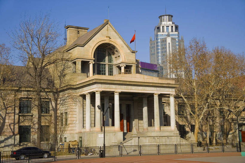 无人,家,高楼大厦,栏杆,横图,室外,白天,正面,度假,美景,植物,别墅,城市风光,城市,大厦,建筑,摩天大楼,天津,中国,亚洲,阴影,光线,瓦片,影子,柱子,房屋,屋顶,屋檐,屋子,景观,公寓,围栏,顶棚,娱乐,洋房,护栏,楼房,檐,住宅,树,树木,蓝色,绿色,蓝天,天空,阳光,自然,天,享受,休闲,景色,放松,生长,晴朗,成长,东亚,万里无云,中华人民共和国,华北地区,天津市,和平区,晴空,晴空万里,彩图,房子,大楼,高层建筑,高楼,摩天楼,津,天津五大道小洋楼,五大道