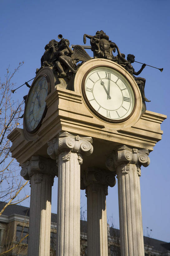 无人,竖图,室外,白天,仰视,度假,美景,植物,城市风光,城市,天津,中国,亚洲,阴影,时间,光线,时钟,影子,柱子,景观,钟楼,枝条,计时,娱乐,树,树木,树枝,蓝色,绿色,蓝天,天空,阳光,自然,钟表,天,享受,休闲,表,景色,放松,生长,晴朗,成长,东亚,万里无云,中华人民共和国,华北地区,塔钟,天津市,虬枝,枝杈,钟,晴空,晴空万里,彩图,低角度拍摄,津