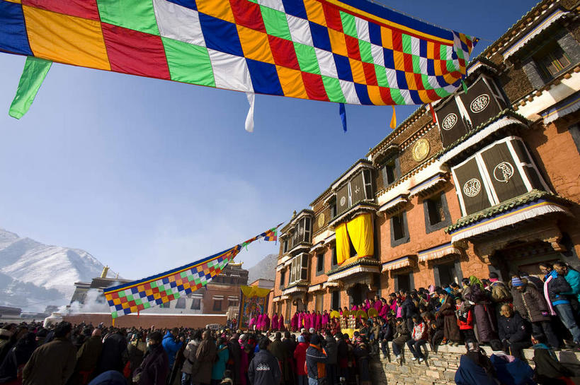 东方人,站,横图,室外,白天,仰视,旅游,度假,名胜古迹,山,雪,雪山,大雪,标志建筑,道路,地标,建筑,路,中国,亚洲,一排,许多,行人,游客,游人,阴影,服装,遗迹,整齐,并列,并排,光线,影子,冰,积雪,山峰,雪景,冬季,冬天,小路,交通,山峦,很多,许多人,黄种人,古迹,文物,娱乐,建设,古建筑,经幡,路人,旅客,排列,衣服,蓝色,蓝天,天空,阳光,天,站着,一群人,享受,休闲,旅游胜地,放松,寒冷,服饰,晴朗,冰冷,衣着,穿着,队列,平行,古文明,东亚,甘肃,甘肃省,夏河县,拉卜楞寺,万里无云,风马旗,中华人民共和国,严寒,冰凉,酷寒,凛冽,凛凛,极冷,西北地区,甘,甘南,甘南州,衣饰,过客,夏河,男人,男性,年轻男性,年轻女性,女人,女性,亚洲人,晴空,晴空万里,站立,半身,彩图,低角度拍摄