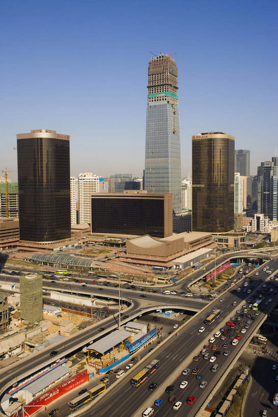 无人,家,竖图,俯视,航拍,室外,白天,旅游,度假,窗户,落地窗,标志建筑,大桥,道路,地标,建筑,路,桥梁,公路,北京,中国,亚洲,一排,许多,阴影,整齐,并列,并排,光线,影子,房屋,屋子,高架,桥,分界线,停车线,交通,首都,很多,娱乐,建设,楼房,玻璃窗,住宅,排列,蓝色,蓝天,天空,阳光,天,享受,休闲,旅游胜地,放松,晴朗,车行道,车行道分界线,鸟瞰,队列,标线,平行,高架桥,玻璃幕墙,东亚,车行线,高架道路,跨线桥,万里无云,中华人民共和国,北京市,京,北平,华北地区,朝阳区,晴空,晴空万里,马路,彩图,高角度拍摄,房子,北京CBD,北京商务中心区,中国北京大北窑,光华路,中国尊,中信集团总部大楼