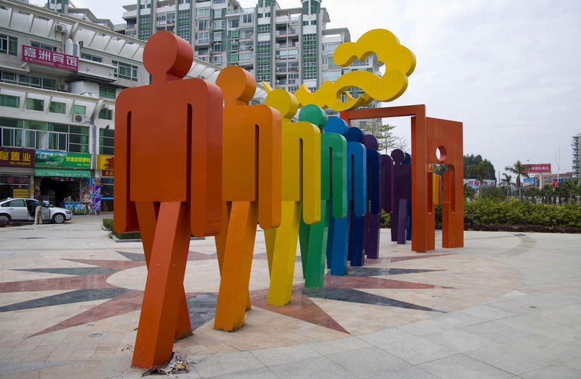 无人,高楼大厦,横图,彩色,室外,白天,正面,旅游,度假,植物,门,标志建筑,大厦,地标,建筑,摩天大楼,雕塑,中国,亚洲,一排,许多,阴影,艺术,整齐,装饰,光线,雕刻,雕像,影子,很多,娱乐,建设,厦门,树,树木,排列,蓝色,绿色,蓝天,天空,阳光,自然,工艺品,门框,天,享受,休闲,旅游胜地,放松,生长,晴朗,成长,纪念,五颜六色,美术,色彩斑斓,队列,主题,五彩缤纷,陈列,福建,东亚,福建省,厦门市,万里无云,中华人民共和国,华东地区,功能,美学,闽,五彩斑斓,五光十色,晴空,晴空万里,彩图,大楼,高层建筑,高楼,摩天楼,鹭岛,厦门岛,厦门国际会议展览中心,厦门国际会展中心,厦门会展中心