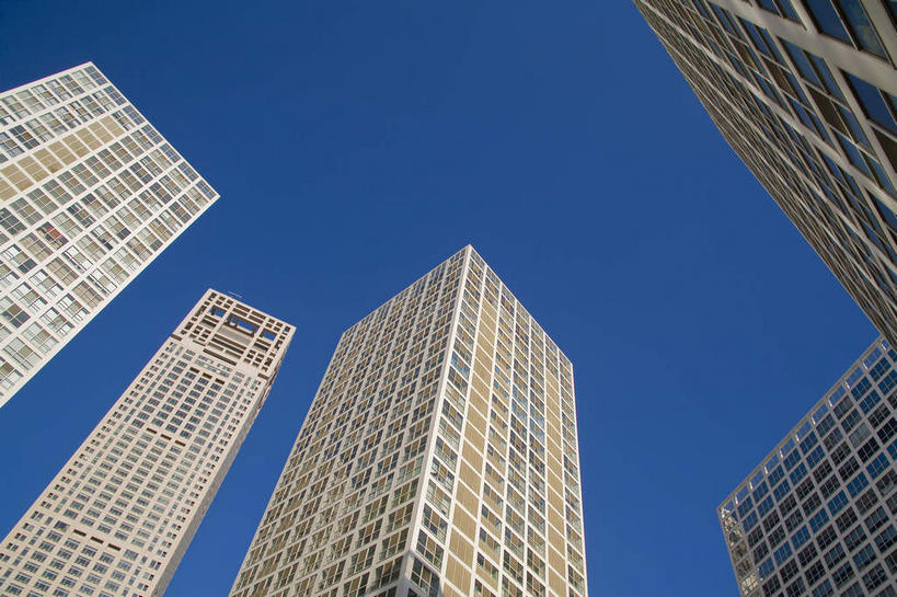 无人,高楼大厦,横图,室外,白天,仰视,旅游,度假,窗户,标志建筑,大厦,地标,建筑,摩天大楼,北京,中国,亚洲,一排,许多,阴影,整齐,并列,并排,光线,影子,首都,很多,娱乐,建设,玻璃窗,排列,蓝色,蓝天,天空,阳光,天,享受,休闲,旅游胜地,放松,晴朗,队列,平行,东亚,万里无云,中华人民共和国,北京市,京,北平,华北地区,朝阳区,晴空,晴空万里,彩图,低角度拍摄,大楼,高层建筑,高楼,摩天楼,北京CBD,北京商务中心区,中国北京大北窑,北京建外SOHO,建外SOHO