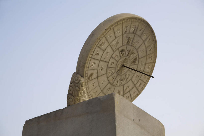 无人,横图,室外,白天,仰视,度假,美景,城市风光,城市,雕塑,北京,中国,亚洲,艺术,装饰,时间,雕刻,雕像,景观,乌云,云,阴天,云朵,首都,计时,云彩,娱乐,一个,天空,工艺品,天,享受,休闲,景色,放松,单个,纪念,美术,准确,昏暗,阴沉,主题,精准,陈列,日晷,东亚,中华人民共和国,北京市,京,北平,华北地区,功能,美学,日规,彩图,低角度拍摄