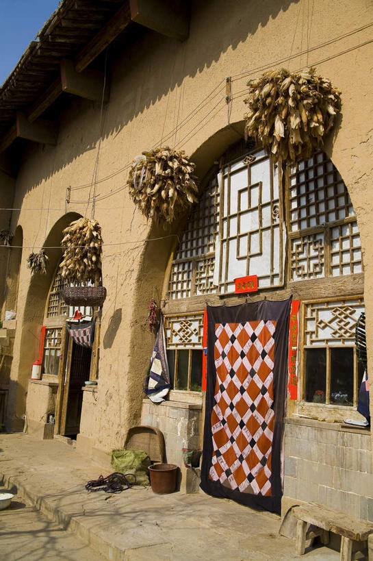 无人,家,交叉,竖图,室外,白天,仰视,度假,美景,门,城市风光,城市,竹子,中国,亚洲,吊挂,悬挂,阴影,竹制,编织,光线,纹路,篮子,瓦片,纹理,影子,房屋,墙,屋檐,屋子,景观,挂,娱乐,楼房,檐,墙壁,墙面,住宅,两个,蓝色,蓝天,天空,阳光,竹篮,门框,天,享受,休闲,景色,放松,晴朗,竹条,交织,竹制品,东亚,陕西,陕西省,万里无云,肌理,中华人民共和国,西北地区,陕,延安,延安市,穿插,晴空,晴空万里,彩图,低角度拍摄,房子