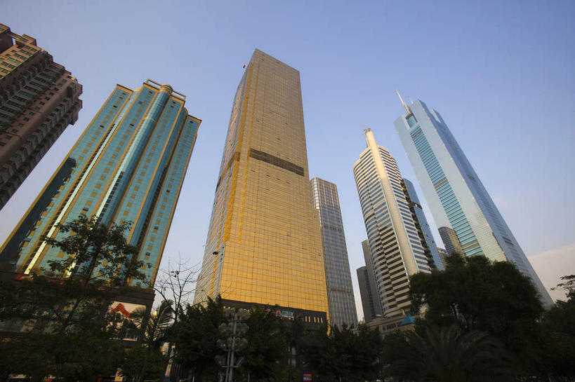 无人,高楼大厦,广场,横图,室外,白天,仰视,旅游,度假,窗户,落地窗,标志建筑,大厦,地标,建筑,摩天大楼,深圳,中国,亚洲,一排,许多,阴影,整齐,并列,并排,光线,影子,很多,娱乐,建设,玻璃窗,排列,蓝色,蓝天,天空,阳光,天,享受,休闲,旅游胜地,放松,晴朗,队列,平行,玻璃幕墙,中信城市广场,东亚,广东,鹏城,广东省,中信广场,万里无云,中华人民共和国,华南地区,粤,深圳市,晴空,晴空万里,彩图,低角度拍摄,大楼,高层建筑,高楼,摩天楼