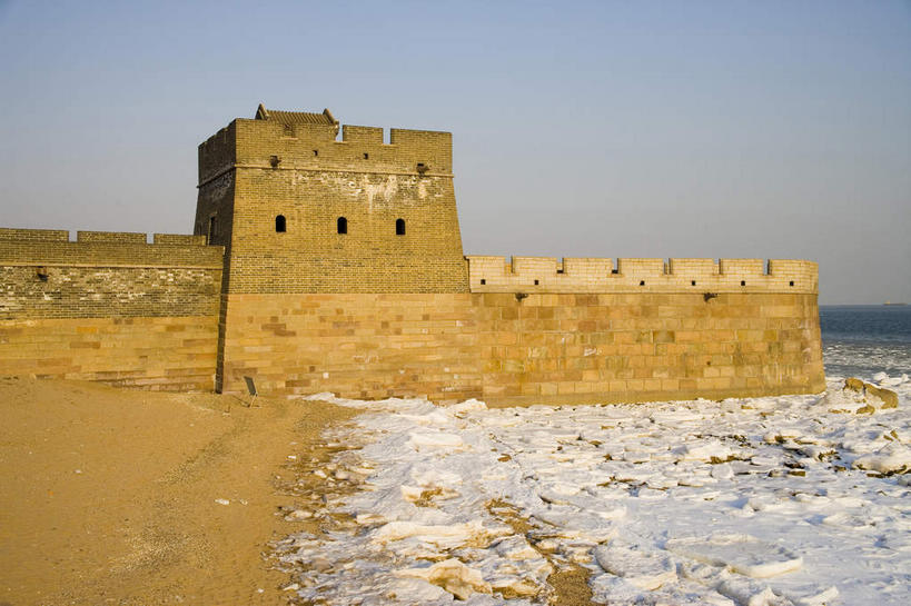无人,横图,室外,白天,正面,旅游,度假,建材,海浪,海洋,石头,名胜古迹,沙滩,雪,大雪,标志建筑,地标,建筑,中国,亚洲,阴影,遗迹,光线,纹路,材料,沙子,石子,纹理,影子,砖,砖块,墙,海岸,积雪,浪花,雪景,云,云朵,冬季,冬天,沙地,云彩,古迹,文物,娱乐,建设,城墙,古建筑,墙壁,墙面,蓝色,白云,蓝天,天空,阳光,海水,天,享受,休闲,砖头,旅游胜地,放松,寒冷,建造,晴朗,坚硬,防御,海景,古文明,东亚,肌理,中华人民共和国,华北地区,严寒,河北,河北省,冀,秦皇岛,秦皇岛市,坚固,大海,风浪,海,海水的波动,海滩,近岸浪,石块,石料,岩石,涌浪,晴空,彩图,砌墙砖,老龙头,秦皇岛老龙头,山海关,山海关长城,山海关区,天下第一关,榆关