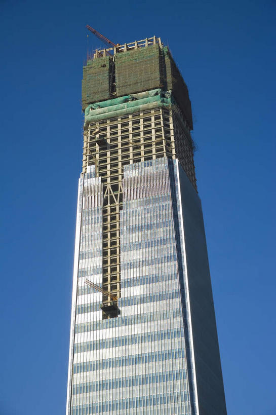 无人,高楼大厦,竖图,室外,白天,仰视,度假,技术,美景,窗户,落地窗,城市风光,城市,大厦,建筑,摩天大楼,北京,中国,亚洲,一排,许多,阴影,整齐,并列,并排,光线,影子,支架,景观,首都,很多,娱乐,设备,建设,玻璃窗,架子,脚手架,排列,施工,蓝色,蓝天,天空,阳光,天,享受,休闲,机械,起重机,景色,放松,晴朗,吊机,支撑,固定,工程,队列,平行,玻璃幕墙,塔吊,东亚,万里无云,中华人民共和国,北京市,京,北平,华北地区,晴空,晴空万里,彩图,低角度拍摄,大楼,高层建筑,高楼,摩天楼,稳固,标准节,塔式起重机