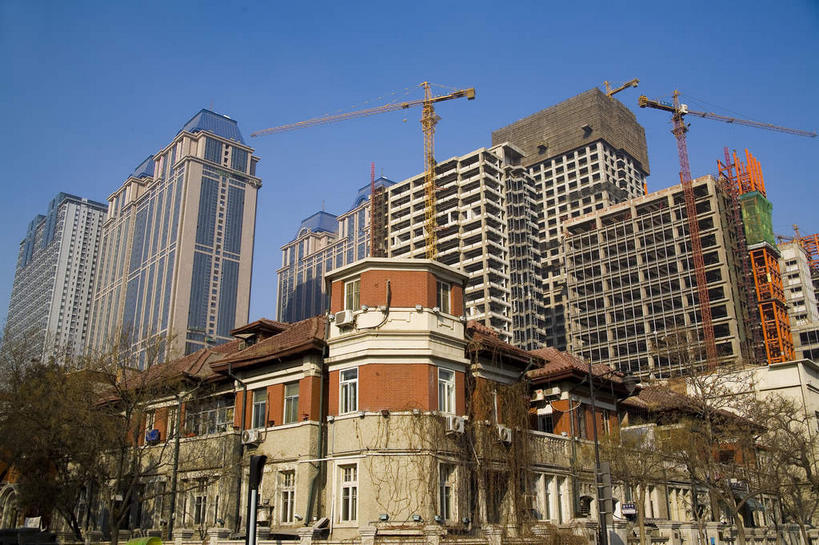 无人,家,高楼大厦,横图,室外,白天,仰视,度假,技术,美景,树林,植物,窗户,城市风光,城市,大厦,建筑,路灯,摩天大楼,照明,天津,中国,亚洲,一排,许多,阴影,整齐,光线,影子,房屋,墙,屋子,景观,灯光,很多,娱乐,设备,楼房,玻璃窗,墙壁,墙面,住宅,灯,树,树木,排列,施工,蓝色,绿色,蓝天,天空,阳光,自然,建筑工地,天,享受,休闲,机械,起重机,景色,放松,生长,晴朗,成长,吊机,照亮,工程,照明设备,队列,塔吊,东亚,万里无云,中华人民共和国,华北地区,地盘,建筑地盘,施工地盘,天津市,晴空,晴空万里,彩图,低角度拍摄,房子,大楼,高层建筑,高楼,工地,摩天楼,津,标准节,塔式起重机