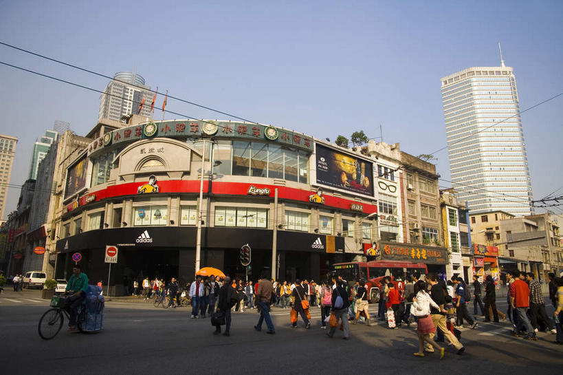 东方人,高楼大厦,商店,走,横图,室外,白天,仰视,购物,度假,消费,美景,窗户,落地窗,城市风光,超市,城市,大厦,道路,建筑,路,摩天大楼,商场,公路,自行车,广州,中国,亚洲,一辆,一排,许多,行人,阴影,服装,整齐,并列,并排,电力,光线,信息,电线,线,影子,景观,电能,交通,很多,许多人,线路,注视,休闲装,黄种人,娱乐,建设,海报,路人,玻璃窗,广告,车,脚踏车,排列,骑,衣服,蓝色,蓝天,天空,阳光,交通工具,天,观察,看,一群人,骑车,享受,休闲,休闲服,景色,放松,金融,百货,服饰,晴朗,观看,电,电源,电源线,察看,队列,关注,载具,能量,宣传,平行,选购,玻璃幕墙,贸易,百货公司,东亚,广东,广东省,万里无云,中华人民共和国,华南地区,省会,广州市,粤,血拼,过客,男人,男性,年轻男性,年轻女性,女人,女性,亚洲人,晴空,晴空万里,马路,步行,散步,走路,半身,彩图,低角度拍摄,大楼,高层建筑,高楼,购物商场,购物中心,摩天楼,商业中心,招贴,越秀区,北京路步行街,北京路商业步行街