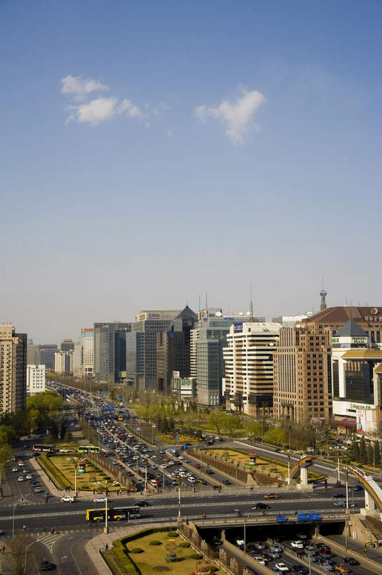 无人,高楼大厦,竖图,俯视,航拍,室外,白天,度假,美景,树林,植物,窗户,落地窗,城市风光,城市,大厦,道路,建筑,路,路灯,摩天大楼,公路,公共汽车,照明,北京,中国,亚洲,一排,许多,阴影,整齐,并列,并排,光线,影子,景观,云,云朵,灯光,巴士,公交车,交通,首都,很多,云彩,娱乐,建设,玻璃窗,车,灯,树,树木,排列,蓝色,绿色,白云,蓝天,天空,阳光,自然,交通工具,轿车,天,享受,休闲,景色,放松,生长,晴朗,成长,照亮,照明设备,鸟瞰,队列,载具,平行,玻璃幕墙,东亚,中华人民共和国,北京市,京,北平,华北地区,晴空,马路,彩图,高角度拍摄,大楼,高层建筑,高楼,摩天楼,金融街,北京二环路,北京金融街,二环路,西二环,中国证券大厦