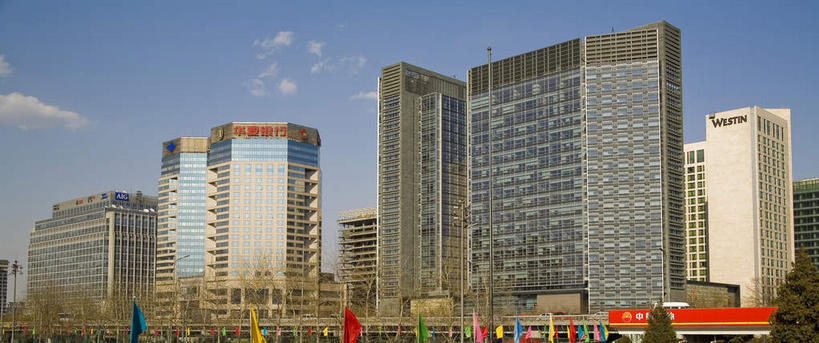 无人,高楼大厦,横图,彩色,室外,白天,仰视,度假,美景,树林,植物,窗户,落地窗,城市风光,城市,大厦,道路,建筑,路,摩天大楼,公路,旗帜,北京,中国,亚洲,一排,许多,吊挂,悬挂,阴影,整齐,并列,并排,光线,标志,旗杆,文字,影子,字符,景观,云,云朵,交通,首都,很多,挂,云彩,娱乐,标识,旗子,建设,玻璃窗,树,树木,排列,蓝色,绿色,白云,蓝天,天空,阳光,自然,天,享受,休闲,汉字,景色,放松,生长,晴朗,成长,五颜六色,色彩斑斓,队列,中文,五彩缤纷,平行,玻璃幕墙,东亚,中华人民共和国,东城区,北京市,京,北平,华北地区,国文,华文,五彩斑斓,旗号,五光十色,晴空,马路,彩图,低角度拍摄,大楼,高层建筑,高楼,摩天楼,北京CBD,北京商务中心区,中国北京大北窑,华夏银行大厦,建国门内大街