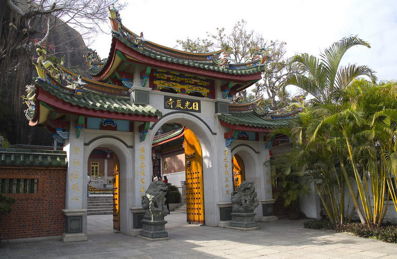 无人,寺庙,横图,室外,白天,仰视,旅游,度假,名胜古迹,植物,标志建筑,道路,地标,建筑,路,棕榈树,哺乳动物,野生动物,狮子,叶子,雕塑,鼓浪屿,中国,亚洲,一排,阴影,节日,辟邪,遗迹,艺术,整齐,装饰,光线,标志,雕刻,雕像,瓦片,文字,影子,字符,墙,屋檐,拱门,小路,绿叶,交通,古迹,文化,文物,娱乐,标识,建设,古建筑,厦门,石雕,檐,墙壁,墙面,石板路,树,树木,排列,两个,绿色,天空,阳光,自然,动物,工艺品,庙宇,石狮,天,祈祷,四个,享受,休闲,健康,金色,嫩叶,汉字,旅游胜地,放松,许愿,宗教,佛教,信仰,生长,成长,纪念,祈求,美术,队列,中文,主题,凶猛,陈列,福建,古文明,东亚,棕榈叶,福建省,厦门市,中华人民共和国,华东地区,功能,美学,驱邪,祛邪,避邪,国文,华文,闽,守护神,释教,残暴,平安,凶残,叶,叶片,棕树,棕榈,彩图,低角度拍摄,庙,寺,思明区,飞檐,日光岩寺