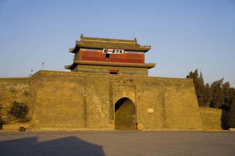 无人,横图,室外,白天,仰视,旅游,度假,名胜古迹,树林,植物,窗户,标志建筑,道路,地标,建筑,路,雕塑,中国,亚洲,一块,吊挂,悬挂,阴影,遗迹,艺术,装饰,光线,标志,雕刻,牌匾,瓦片,文字,影子,字符,墙,屋檐,拱门,小路,褐色,交通,挂,古迹,文化,文物,娱乐,标识,建设,城墙,古建筑,檐,玻璃窗,墙壁,墙面,石板路,树,树木,红色,蓝色,绿色,蓝天,天空,阳光,自然,工艺品,天,享受,休闲,汉字,旅游胜地,放松,城楼,生长,晴朗,成长,纪念,坚硬,美术,中文,主题,防御,陈列,古文明,东亚,万里无云,中华人民共和国,华北地区,功能,美学,国文,华文,河北,河北省,冀,秦皇岛,秦皇岛市,门楼,坚固,晴空,晴空万里,彩图,低角度拍摄,山海关,山海关长城,山海关区,天下第一关,榆关,飞檐