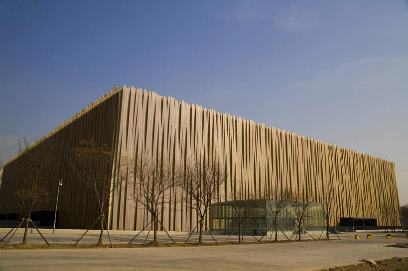 无人,体育馆,运动场,横图,室外,白天,仰视,旅游,度假,植物,窗户,门,标志建筑,道路,地标,建筑,路,公路,北京,中国,亚洲,许多,阴影,光线,影子,墙,交通,首都,很多,娱乐,建设,体育场,玻璃窗,墙壁,墙面,树,树木,蓝色,绿色,蓝天,天空,阳光,自然,门框,天,享受,休闲,旅游胜地,放松,生长,晴朗,成长,东亚,万里无云,中华人民共和国,北京市,京,北平,华北地区,运动馆,晴空,晴空万里,马路,彩图,低角度拍摄,北京奥林匹克篮球馆,万事达中心,五棵松体育馆,西四环