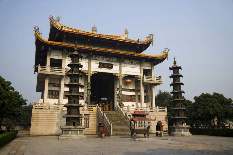 无人,寺庙,栏杆,横图,室外,白天,仰视,旅游,度假,名胜古迹,树林,植物,窗户,楼梯,标志建筑,道路,地标,建筑,路,照明,雕塑,中国,亚洲,一块,吊挂,悬挂,阴影,节日,遗迹,艺术,装饰,光线,标志,灯笼,雕刻,扶手,牌匾,瓦片,文字,香炉,影子,纸灯笼,字符,阶梯,墙,屋檐,小路,塔,交通,燃烧,挂,古迹,文化,文物,娱乐,标识,建设,古建筑,宝塔,护栏,檐,佛塔,玻璃窗,墙壁,墙面,石板路,台阶,树,树木,红色,蓝色,绿色,蓝天,天空,阳光,自然,香火,工艺品,灯具,庙宇,天,祈祷,享受,休闲,健康,汉字,旅游胜地,放松,许愿,宗教,信仰,生长,晴朗,成长,纪念,祈求,照亮,美术,照明设备,中文,主题,陈列,福建,古文明,东亚,延寿寺,福建省,万里无云,中华人民共和国,华东地区,省会,功能,美学,国文,华文,闽,福州,福州市,浮图,浮屠,平安,晴空,晴空万里,彩图,低角度拍摄,庙,寺,塔婆,浮图塔,浮头,佛图,长庆寺,清禅寺,西禅寺,飞檐