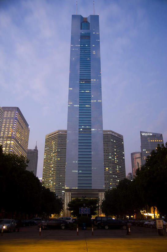 无人,高楼大厦,广场,竖图,室外,白天,仰视,度假,美景,树林,植物,窗户,落地窗,城市风光,城市,大厦,道路,建筑,路,路灯,摩天大楼,公路,照明,广州,深圳,中国,亚洲,一排,许多,阴影,整齐,并列,并排,光线,影子,景观,云,云朵,灯光,交通,很多,云彩,娱乐,建设,玻璃窗,灯,树,树木,排列,蓝色,绿色,白云,蓝天,天空,自然,天,享受,休闲,景色,放松,生长,晴朗,成长,照亮,照明设备,队列,平行,玻璃幕墙,中信城市广场,东亚,广东,鹏城,广东省,中信广场,中华人民共和国,华南地区,省会,广州市,粤,深圳市,天河,晴空,马路,彩图,低角度拍摄,大楼,高层建筑,高楼,摩天楼,天河区,天河广场