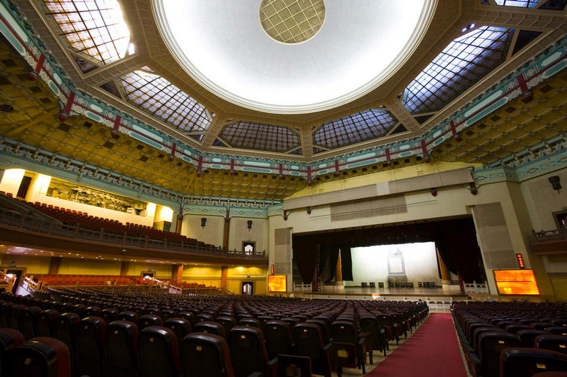 无人,博物馆,舞台,栏杆,露台,横图,室内,白天,仰视,旅游,度假,窗户,地毯,天花板,阳台,标志建筑,地标,建筑,椅子,中国,亚洲,一排,许多,阴影,研究,整齐,装饰,编织,光线,影子,手工艺品,木椅,墙,围栏,灯光,织物,很多,教育,娱乐,建设,护栏,玻璃窗,墙壁,墙面,排列,红色,工艺品,享受,休闲,旅游胜地,放松,帷幕,红地毯,展览,华丽,修饰,点缀,纪念堂,队列,欣赏,帷幔,幕布,幕帘,陈列,东亚,红毯,中山纪念堂,广东,广东省,中华人民共和国,华南地区,粤,衬托,美观,雅致,雅观,中山,中山市,帷幔布,典藏,表演台,彩图,低角度拍摄,露天阳台,孙中山纪念堂,广州中山纪念堂