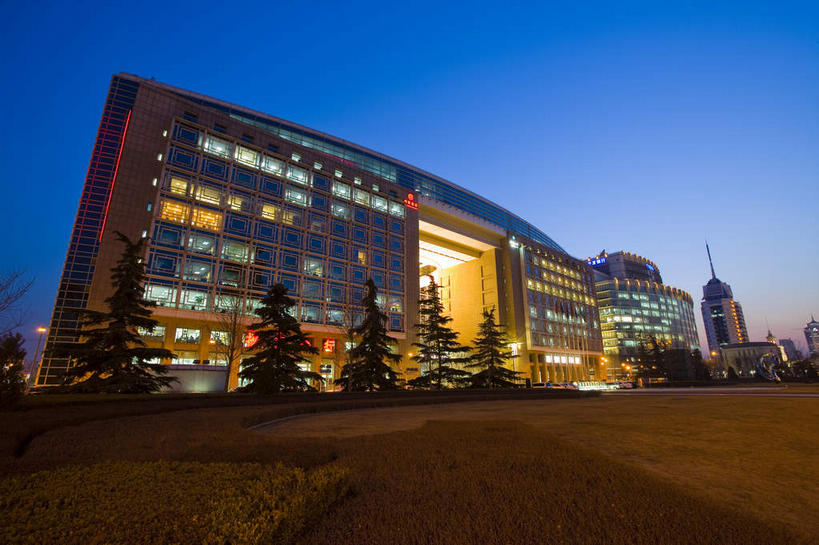 无人,高楼大厦,横图,彩色,室外,夜晚,仰视,度假,美景,植物,窗户,落地窗,城市风光,城市,大厦,道路,建筑,路,路灯,摩天大楼,霓虹灯,夜景,公路,北京,中国,亚洲,一排,许多,阴影,整齐,并列,并排,光线,标志,文字,影子,字符,景观,灯光,七彩,交通,首都,很多,娱乐,光源,标识,建设,霓虹,玻璃窗,灯,树,树木,排列,蓝色,绿色,蓝天,天空,自然,天,享受,休闲,汉字,景色,放松,生长,成长,照明设备,队列,中文,平行,玻璃幕墙,东亚,中华人民共和国,北京市,京,北平,华北地区,西城区,氖灯,国文,华文,马路,彩图,低角度拍摄,大楼,高层建筑,高楼,摩天楼,复兴门,复兴门内大街,北京招商国际金融大厦,招商国际金融中心