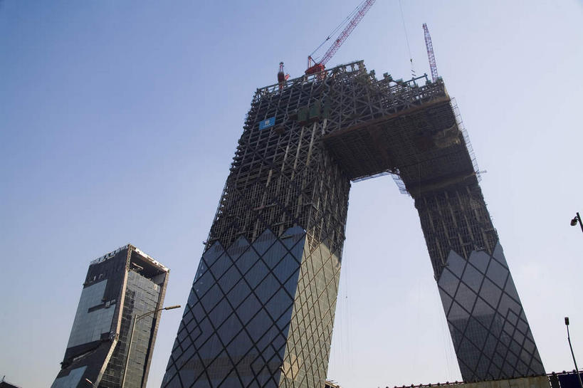 无人,高楼大厦,横图,室外,白天,仰视,度假,技术,美景,窗户,落地窗,城市风光,标志建筑,城市,大厦,地标,建筑,摩天大楼,北京,中国,亚洲,一排,许多,阴影,整齐,并列,并排,光线,影子,支架,景观,首都,很多,娱乐,设备,建设,玻璃窗,架子,脚手架,排列,施工,蓝色,蓝天,天空,阳光,建筑工地,天,享受,休闲,机械,起重机,景色,放松,晴朗,吊机,支撑,固定,工程,队列,平行,玻璃幕墙,塔吊,东亚,万里无云,中华人民共和国,北京市,京,北平,华北地区,地盘,建筑地盘,施工地盘,晴空,晴空万里,彩图,低角度拍摄,大楼,高层建筑,高楼,工地,摩天楼,北京CBD,北京商务中心区,中国北京大北窑,稳固,大裤衩,智窗,中央电视台总部大楼,标准节,塔式起重机