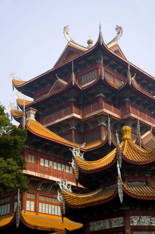 无人,寺庙,竖图,室外,白天,仰视,旅游,度假,名胜古迹,树林,植物,窗户,标志建筑,地标,建筑,雕塑,中国,亚洲,阴影,节日,遗迹,艺术,装饰,光线,雕刻,雕像,瓦片,影子,墙,屋檐,褐色,古迹,文化,文物,娱乐,建设,古建筑,檐,玻璃窗,墙壁,墙面,树,树木,红色,蓝色,绿色,蓝天,天空,阳光,自然,工艺品,庙宇,天,祈祷,享受,休闲,健康,金色,旅游胜地,放松,许愿,宗教,佛教,信仰,生长,晴朗,成长,纪念,祈求,美术,主题,陈列,福建,古文明,东亚,延寿寺,福建省,万里无云,中华人民共和国,华东地区,省会,功能,美学,闽,福州,福州市,释教,平安,晴空,晴空万里,彩图,低角度拍摄,庙,寺,长庆寺,清禅寺,西禅寺,飞檐