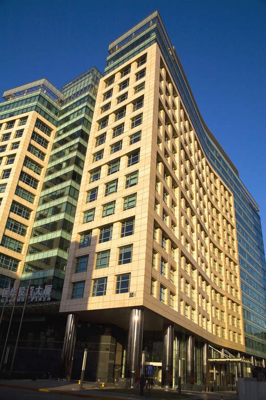 无人,高楼大厦,竖图,室外,白天,仰视,度假,美景,窗户,落地窗,城市风光,城市,大厦,建筑,摩天大楼,北京,中国,亚洲,一排,许多,阴影,整齐,并列,并排,光线,标志,文字,影子,柱子,字符,景观,首都,很多,娱乐,标识,建设,玻璃窗,排列,蓝色,蓝天,天空,阳光,天,享受,休闲,汉字,景色,放松,晴朗,队列,中文,平行,玻璃幕墙,东亚,万里无云,中华人民共和国,东城区,北京市,京,北平,华北地区,朝阳区,国文,华文,晴空,晴空万里,彩图,低角度拍摄,大楼,高层建筑,高楼,摩天楼,东直门南大街,北京CBD,北京商务中心区,中国北京大北窑,国华投资大厦