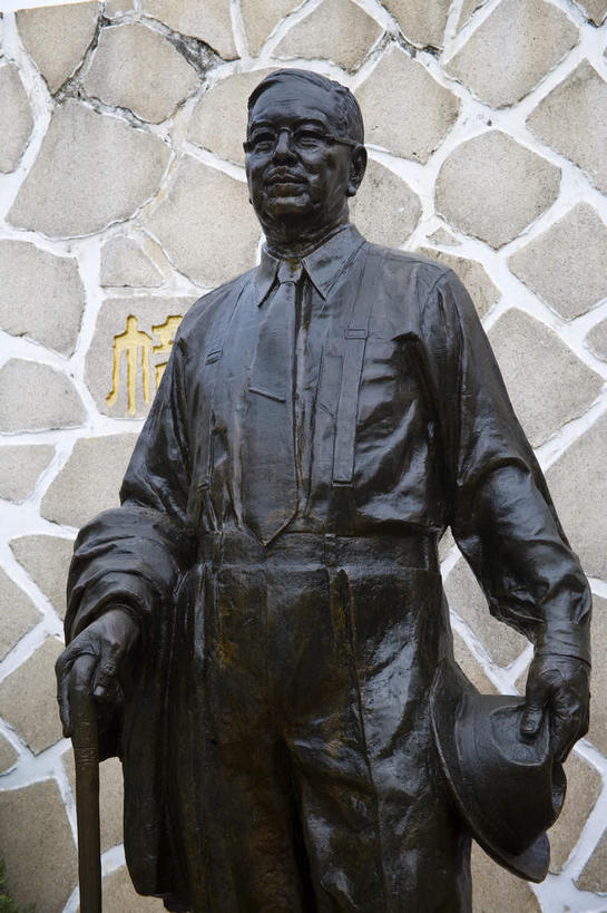 西方人,一个人,无人,学校,教学楼,站,竖图,室外,白天,正面,旅游,度假,建材,标志建筑,地标,建筑,帽子,雕塑,欧洲,中国,欧洲人,亚洲,仅一个男性,仅一个人,仅一个中年男性,握,阴影,服装,艺术,装饰,光线,纹路,材料,雕刻,雕像,工具,纹理,影子,砖,砖块,墙,礼帽,娱乐,建设,厦门,校园,墙壁,墙面,一个,衣服,阳光,工艺品,站着,享受,休闲,教室,器械,砖头,旅游胜地,放松,握着,建造,服饰,单个,拐杖,纪念,手杖,美术,衣着,穿着,主题,医疗器械,陈列,福建,东亚,福建省,厦门市,肌理,中华人民共和国,华东地区,功能,美学,闽,辅助设备,衣饰,男人,男性,中年男性,白种人,石料,站立,半身,彩图,教学大楼,砌墙砖,浔尾,秦美,集美区,集美,尽尾,集美大学