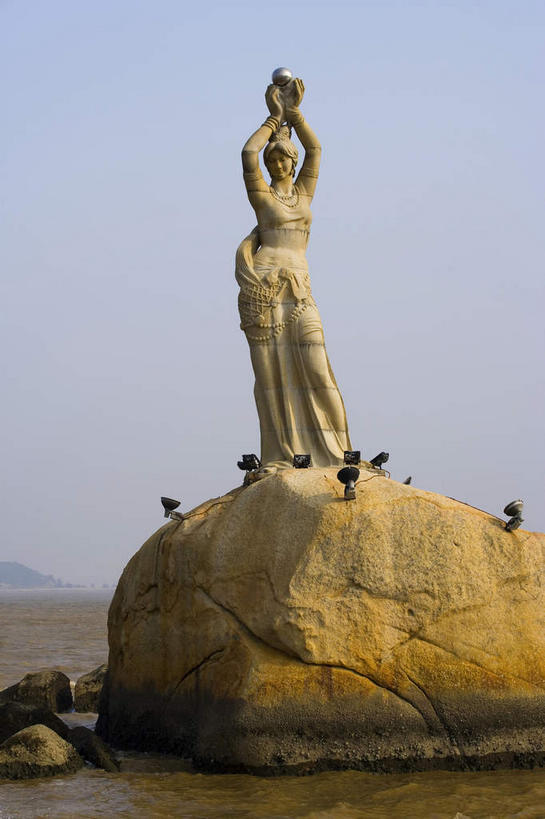 东方人,一个人,无人,站,举,竖图,室外,白天,旅游,度假,海浪,海洋,礁石,石头,标志建筑,地标,建筑,雕塑,中国,亚洲,仅一个年轻女性,仅一个女性,仅一个人,阴影,服装,艺术,装饰,光线,雕刻,雕像,石子,影子,浪花,云,云朵,云彩,黄种人,娱乐,建设,一个,背面,衣服,蓝色,白云,蓝天,天空,阳光,海水,工艺品,天,托,站着,享受,休闲,旅游胜地,放松,服饰,晴朗,单个,纪念,美术,衣着,穿着,主题,陈列,海景,东亚,广东,珠海,广东省,中华人民共和国,华南地区,功能,美学,粤,珠海市,衣饰,年轻女性,女人,女性,亚洲人,大海,风浪,海,海水的波动,礁,近岸浪,石块,岩石,涌浪,晴空,举起,举手,举着,向上举,向上伸,向上托,站立,彩图,全身,珠海渔女