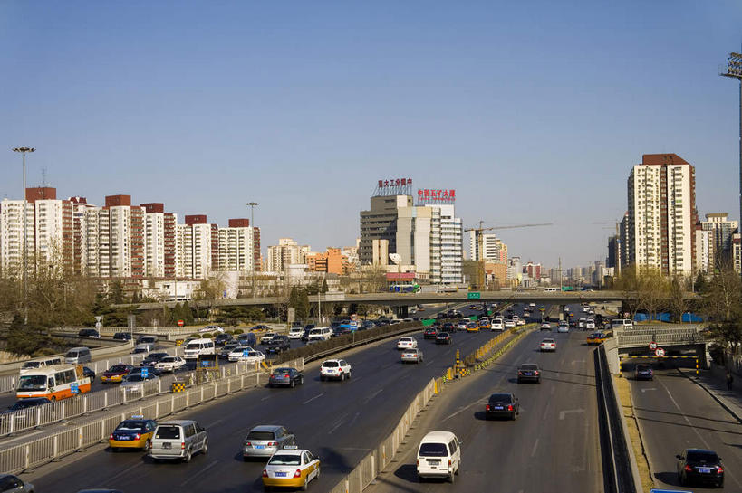 无人,家,高楼大厦,栏杆,横图,室外,白天,正面,度假,美景,植物,窗户,落地窗,城市风光,城市,大厦,道路,建筑,路,摩天大楼,桥梁,公路,汽车,北京,中国,亚洲,一排,许多,阴影,整齐,并列,并排,光线,影子,房屋,屋子,景观,天桥,围栏,桥,分界线,停车线,交通,首都,很多,娱乐,护栏,楼房,玻璃窗,住宅,车,树,树木,排列,蓝色,绿色,倒影,蓝天,天空,阳光,自然,交通工具,轿车,天,享受,休闲,景色,放松,生长,晴朗,成长,人行桥,车行道,车行道分界线,倒映,队列,载具,标线,平行,玻璃幕墙,东亚,车行线,万里无云,中华人民共和国,北京市,京,北平,华北地区,反照,晴空,晴空万里,马路,彩图,房子,大楼,高层建筑,高楼,摩天楼,过街天桥