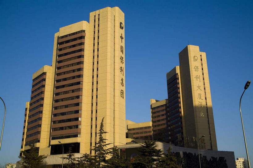 无人,高楼大厦,横图,室外,白天,仰视,旅游,度假,植物,窗户,标志建筑,大厦,地标,建筑,路灯,摩天大楼,照明,北京,中国,亚洲,一排,许多,阴影,整齐,并列,并排,光线,影子,灯光,首都,很多,娱乐,建设,玻璃窗,灯,树,树木,排列,一个,蓝色,绿色,蓝天,天空,阳光,自然,天,享受,休闲,旅游胜地,放松,生长,晴朗,单个,成长,照亮,照明设备,队列,平行,东亚,万里无云,中华人民共和国,东城区,北京市,京,北平,华北地区,朝阳区,晴空,晴空万里,彩图,低角度拍摄,大楼,高层建筑,高楼,摩天楼,东直门南大街,保利大厦,北京保利大厦