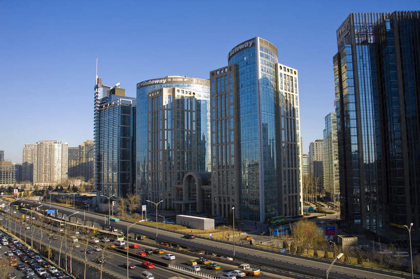 无人,高楼大厦,栏杆,横图,室外,白天,正面,旅游,度假,窗户,落地窗,标志建筑,大桥,大厦,道路,地标,建筑,路,摩天大楼,桥梁,公路,汽车,北京,中国,亚洲,一排,许多,阴影,整齐,并列,并排,光线,影子,高架,围栏,桥,分界线,停车线,交通,首都,很多,娱乐,建设,护栏,玻璃窗,车,排列,蓝色,倒影,蓝天,天空,阳光,交通工具,轿车,天,享受,休闲,旅游胜地,放松,晴朗,车行道,车行道分界线,倒映,队列,载具,标线,平行,高架桥,玻璃幕墙,东亚,车行线,高架道路,跨线桥,万里无云,中华人民共和国,北京市,京,北平,华北地区,反照,晴空,晴空万里,马路,彩图,大楼,高层建筑,高楼,摩天楼,北京CBD,北京商务中心区,中国北京大北窑,北京财富中心