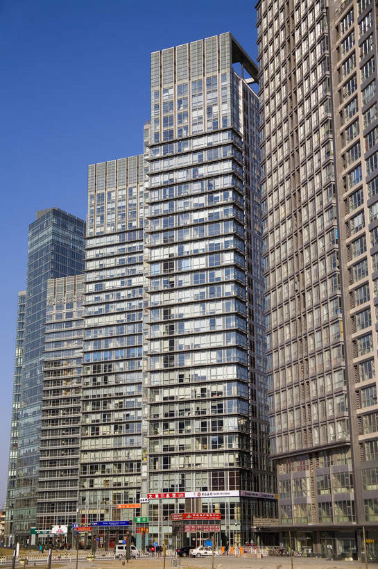 无人,高楼大厦,竖图,室外,白天,仰视,旅游,度假,植物,窗户,落地窗,标志建筑,大厦,地标,建筑,摩天大楼,北京,中国,亚洲,一排,许多,阴影,整齐,并列,并排,光线,影子,首都,很多,娱乐,建设,玻璃窗,树,树木,排列,蓝色,绿色,蓝天,天空,阳光,自然,天,享受,休闲,旅游胜地,放松,生长,晴朗,成长,队列,平行,玻璃幕墙,东亚,万里无云,中华人民共和国,北京市,京,北平,华北地区,朝阳区,晴空,晴空万里,彩图,低角度拍摄,大楼,高层建筑,高楼,摩天楼,北京CBD,北京商务中心区,中国北京大北窑,北京建外SOHO,建外SOHO