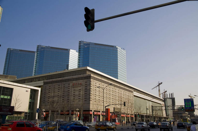 无人,家,高楼大厦,横图,室外,白天,仰视,旅游,度假,安全,窗户,落地窗,标志建筑,大厦,道路,地标,建筑,路,摩天大楼,公路,汽车,北京,中国,亚洲,一排,许多,阴影,整齐,并列,并排,光线,影子,房屋,屋子,红绿灯,信号灯,交通,首都,很多,娱乐,建设,楼房,玻璃窗,住宅,车,排列,蓝色,蓝天,天空,阳光,交通工具,轿车,天,享受,休闲,旅游胜地,放松,警示,晴朗,队列,提示,载具,平行,流通,玻璃幕墙,东亚,交通信号灯,万里无云,行人信号灯,中华人民共和国,北京市,京,北平,华北地区,晴空,晴空万里,马路,彩图,低角度拍摄,房子,大楼,高层建筑,高楼,摩天楼,北京CBD,北京商务中心区,中国北京大北窑,北京华贸中心