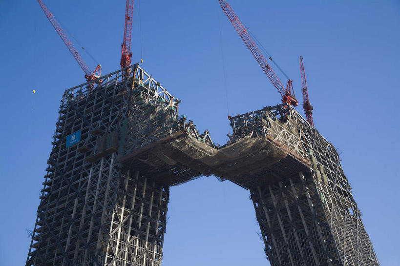 无人,高楼大厦,横图,室外,白天,仰视,旅游,度假,技术,标志建筑,大厦,地标,建筑,摩天大楼,北京,中国,亚洲,阴影,光线,影子,支架,首都,娱乐,设备,建设,架子,脚手架,施工,红色,蓝色,蓝天,天空,阳光,建筑工地,天,享受,休闲,机械,起重机,旅游胜地,放松,晴朗,吊机,支撑,固定,两台,工程,东亚,万里无云,中华人民共和国,北京市,京,北平,华北地区,地盘,建筑地盘,施工地盘,晴空,晴空万里,彩图,低角度拍摄,大楼,高层建筑,高楼,工地,摩天楼,北京CBD,北京商务中心区,中国北京大北窑,稳固,大裤衩,智窗,中央电视台总部大楼